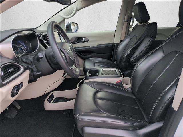 Used 2023 Chrysler Pacifica Touring-L FWD image 14