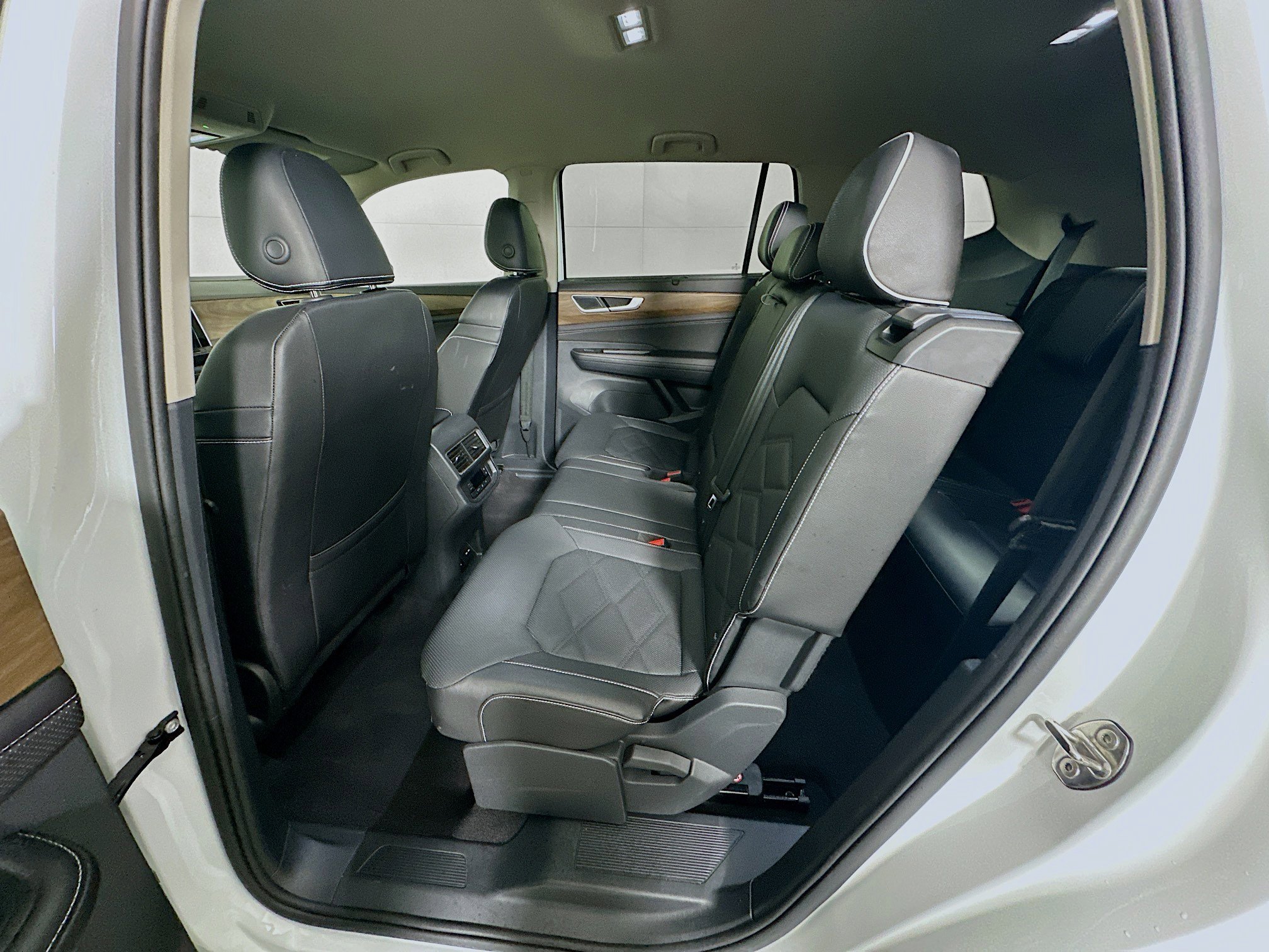 Used 2025 Volkswagen Atlas SE image 28