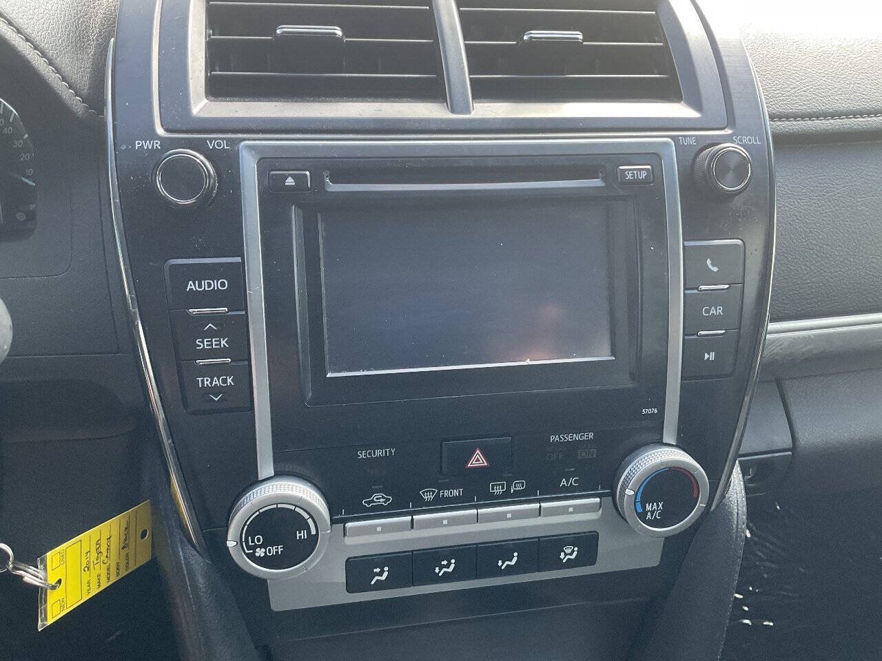Used 2014 Toyota Camry SE FWD image 16