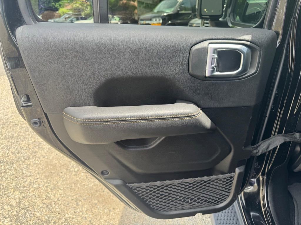 Used 2022 Jeep Wrangler Unlimited Sahara AWD/4WD image 16