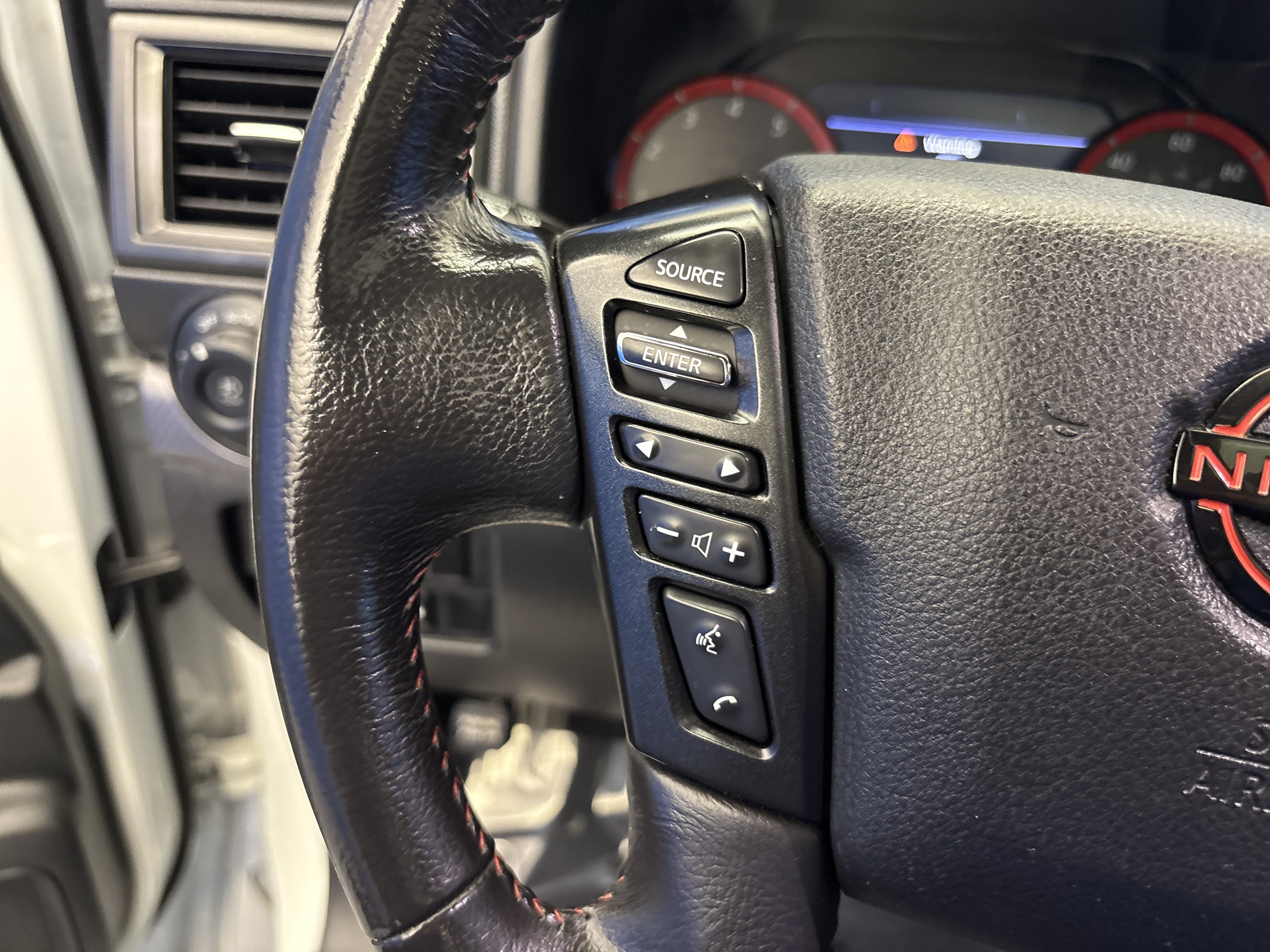 Used 2023 Nissan Titan PRO-4X w/ Pro-4x Convenience Package AWD/4WD image 16