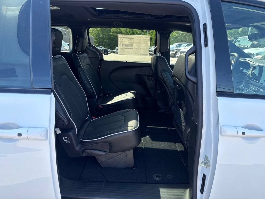 New 2027 Chrysler Pacifica Limited AWD/4WD image 25