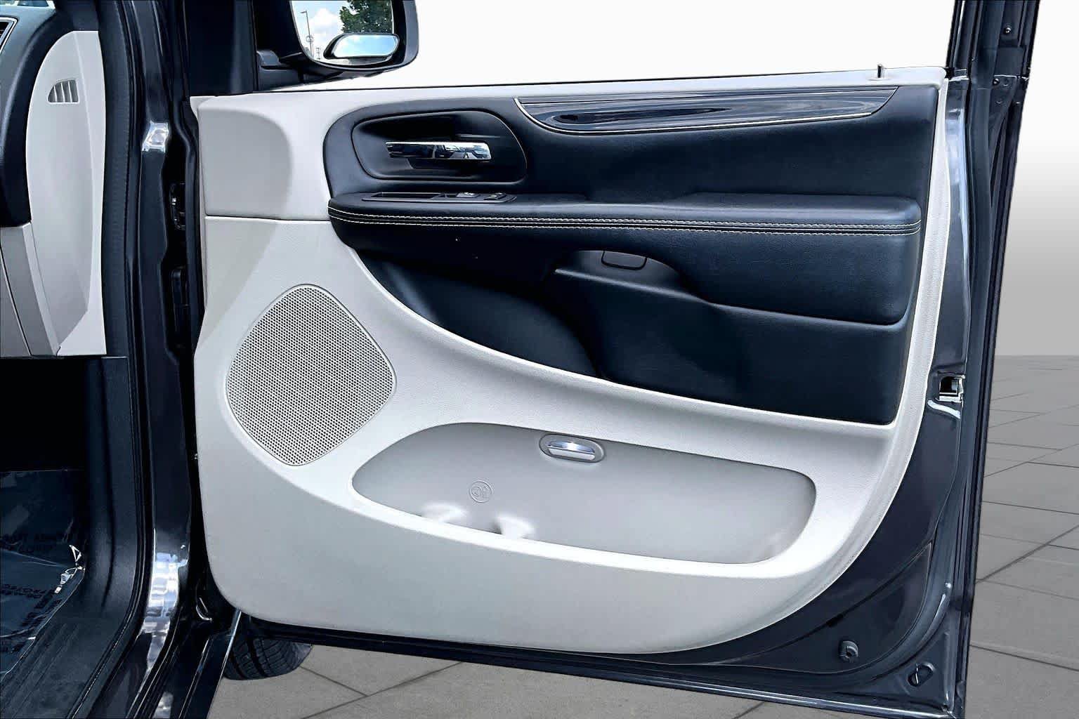 Used 2019 Dodge Grand Caravan SXT FWD image 22
