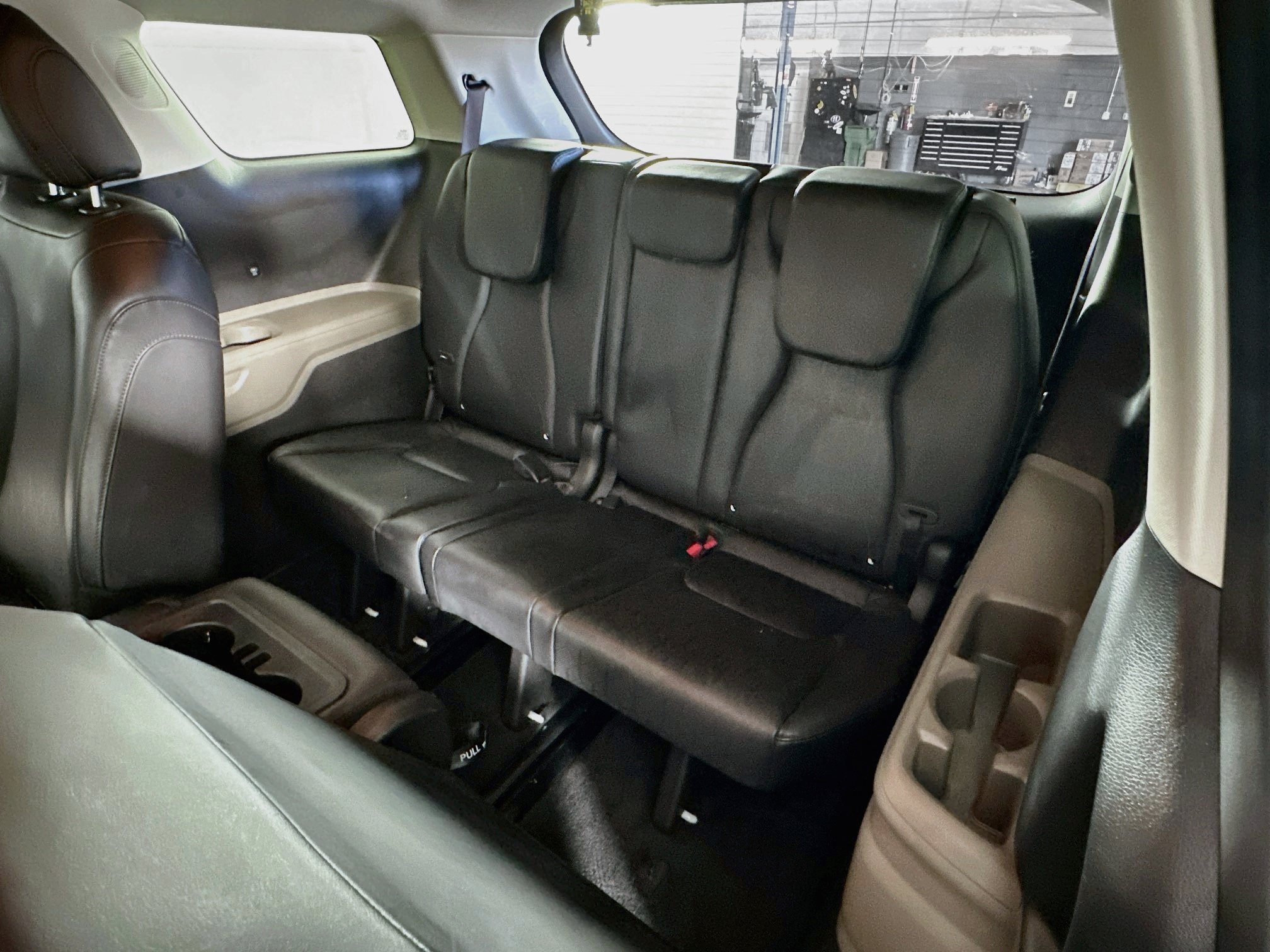 Used 2025 Kia Carnival FWD image 30