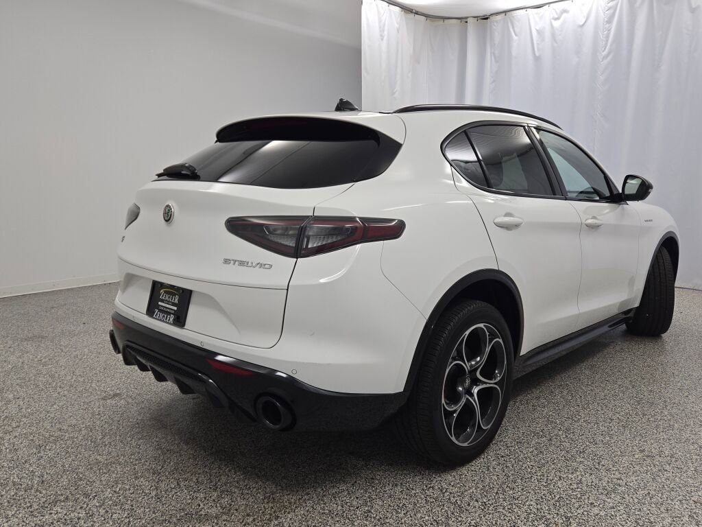 Used 2024 Alfa Romeo Stelvio Veloce image 12