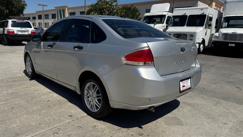 Used 2011 Ford Focus SE FWD image 9