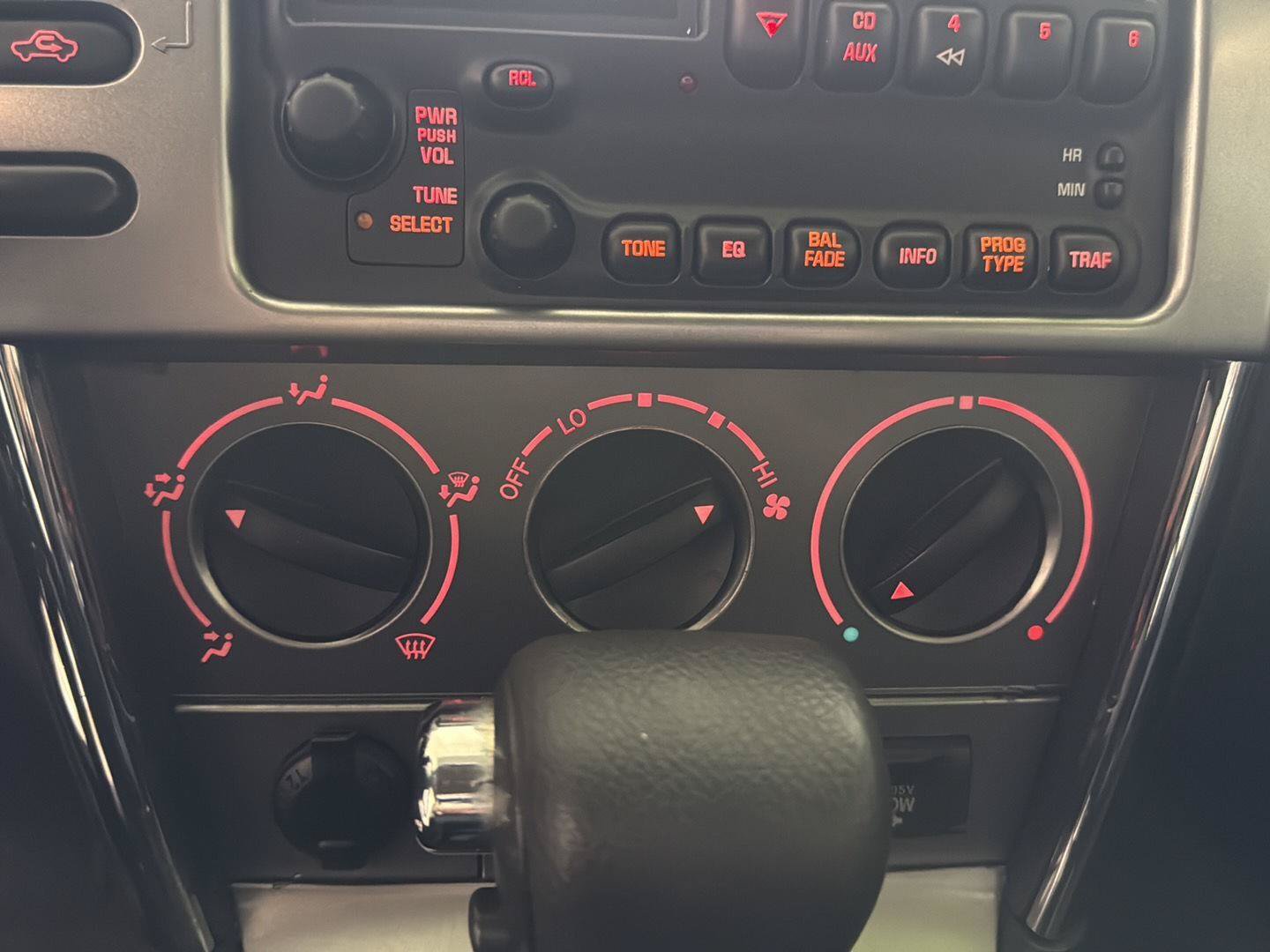 Used 2004 Pontiac Vibe w/ Moon And Tunes Value Package FWD image 19