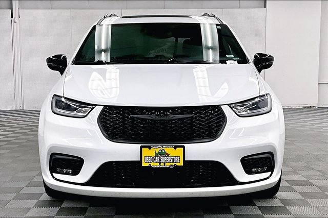Used 2025 Chrysler Pacifica Limited image 4