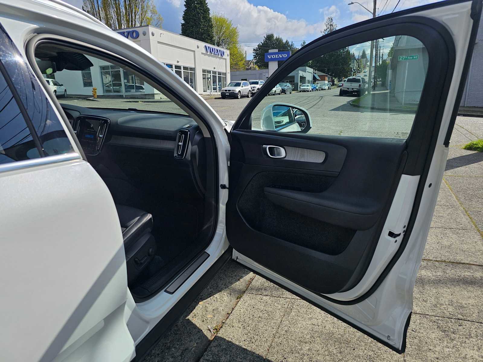 Certified 2023 Volvo XC40 B5 Plus w/ Driver Assist Package AWD/4WD image 10