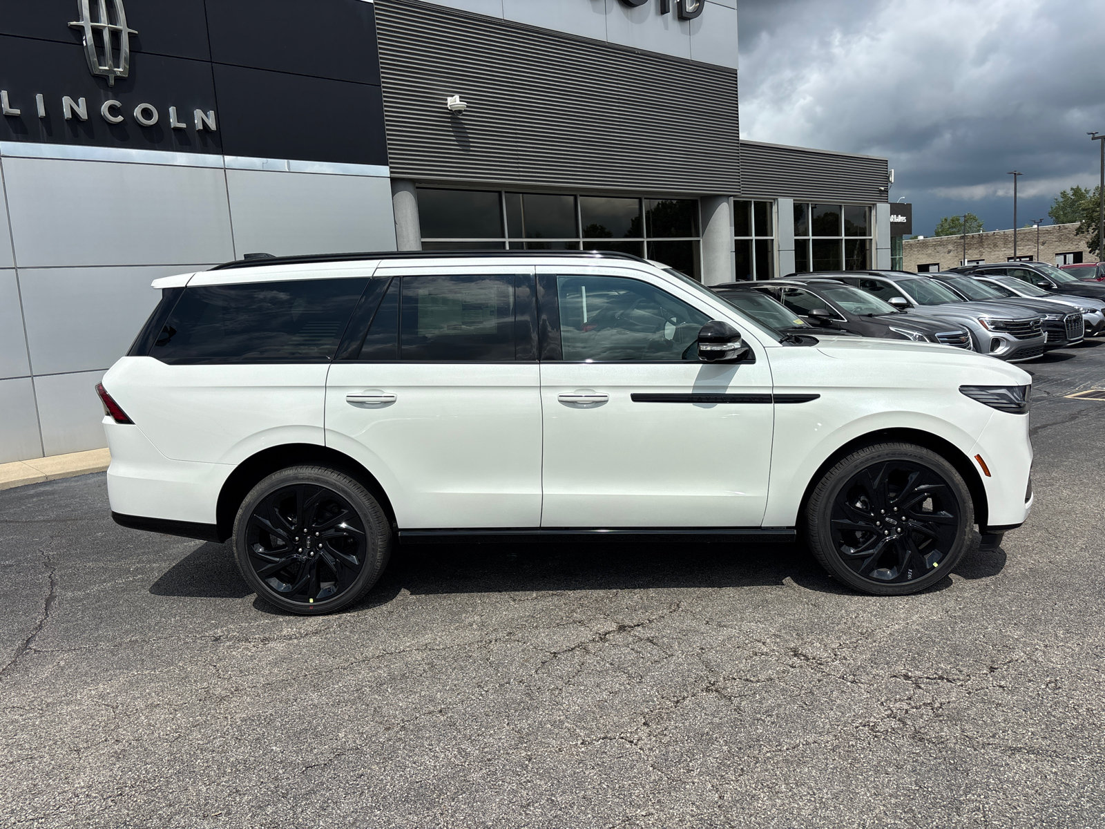 New 2027 Lincoln Navigator Reserve w/ Jet Appearance Package AWD/4WD image 8