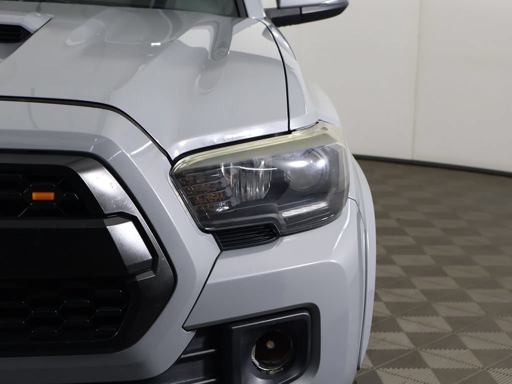 Used 2018 Toyota Tacoma TRD Sport AWD/4WD image 16