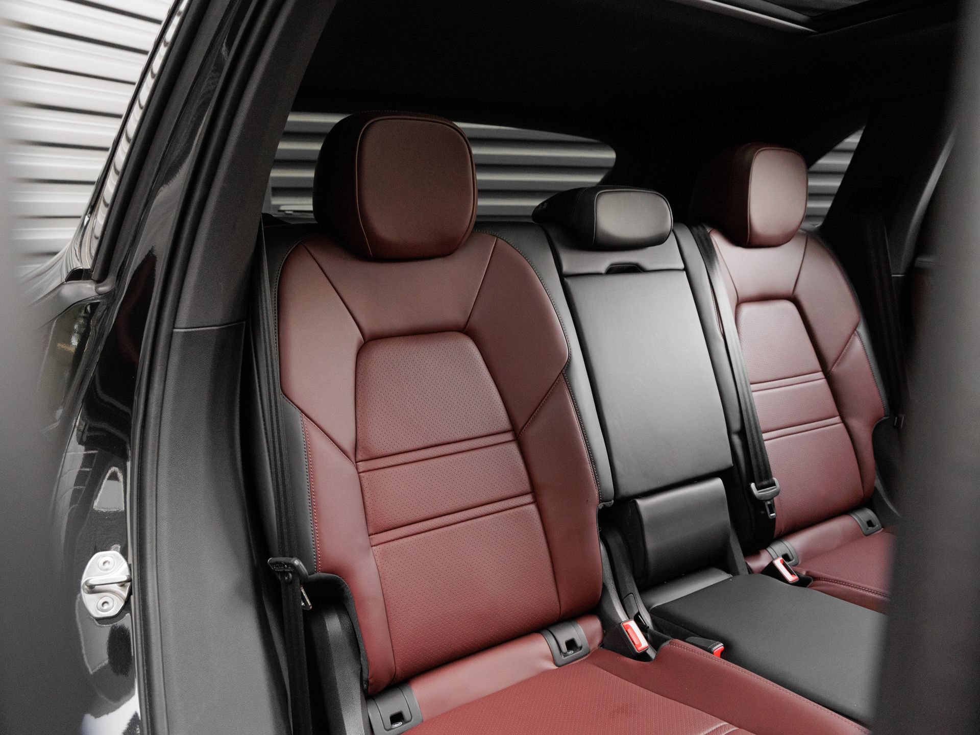 Certified 2025 Porsche Cayenne E-Hybrid AWD/4WD image 37
