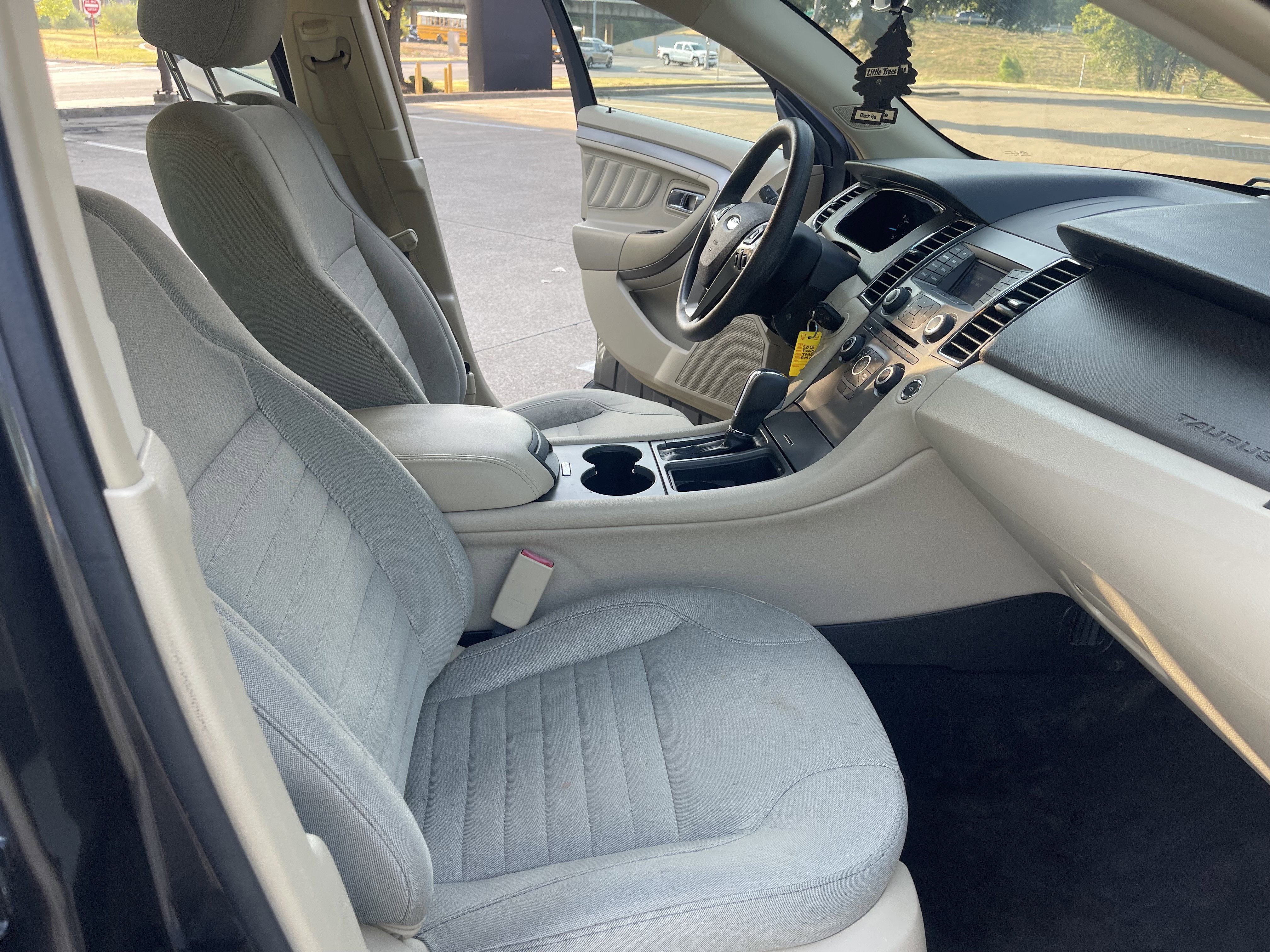 Used 2015 Ford Taurus SE image 11