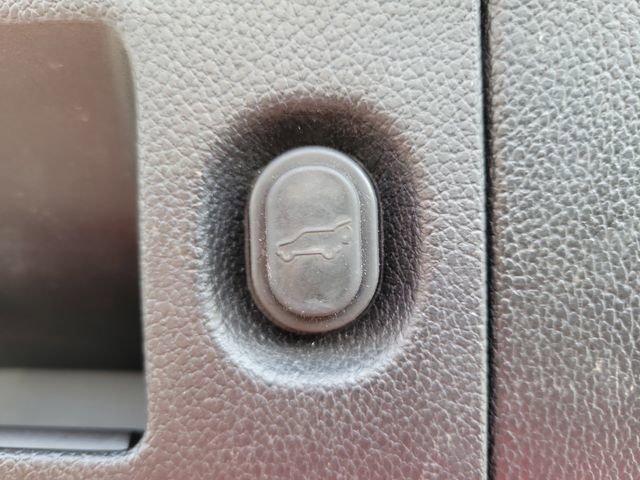 Used 2017 GMC Yukon XL SLE w/ SLE Value Package image 6