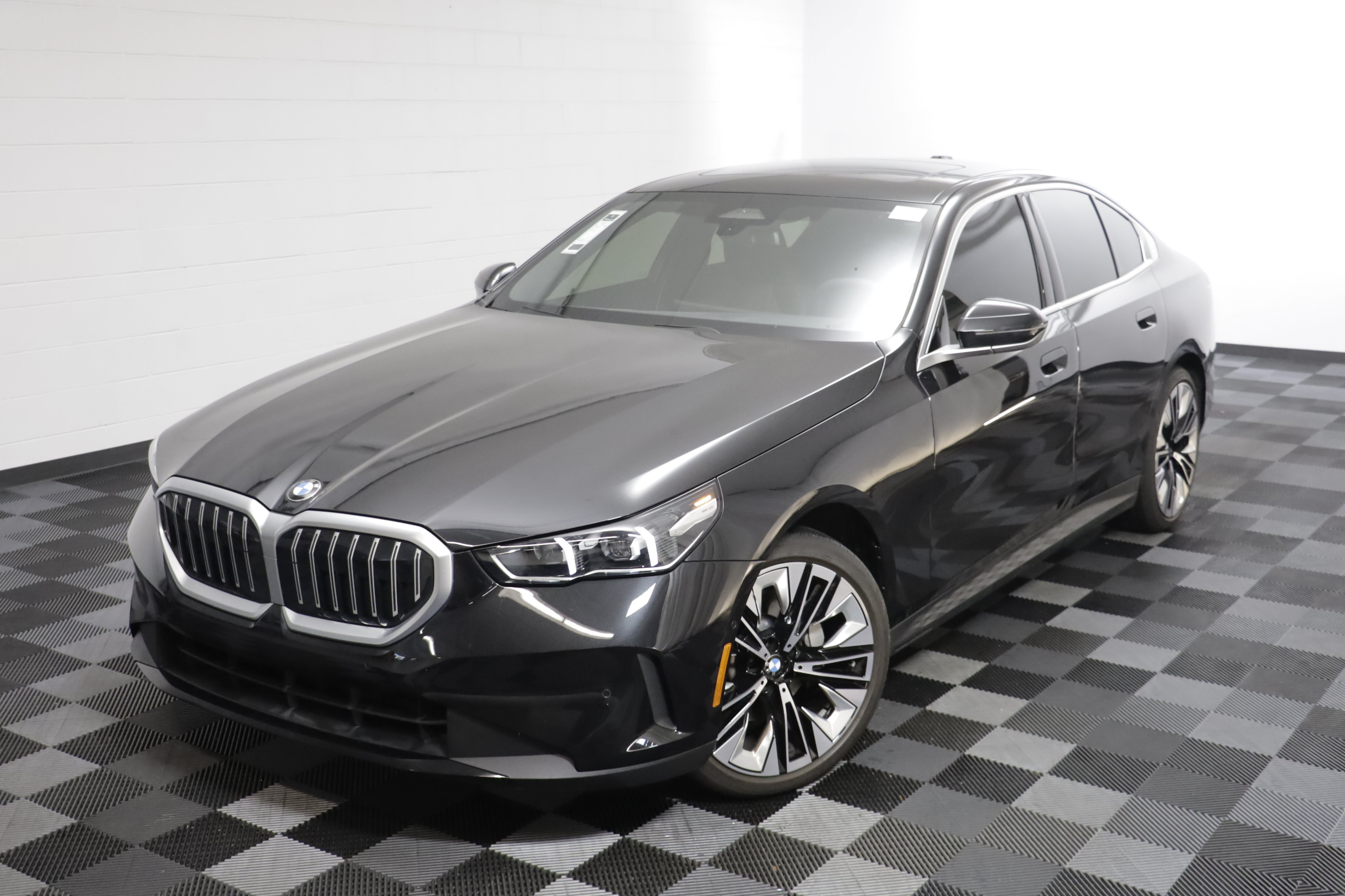 Used 2025 BMW 530i xDrive AWD/4WD image 2