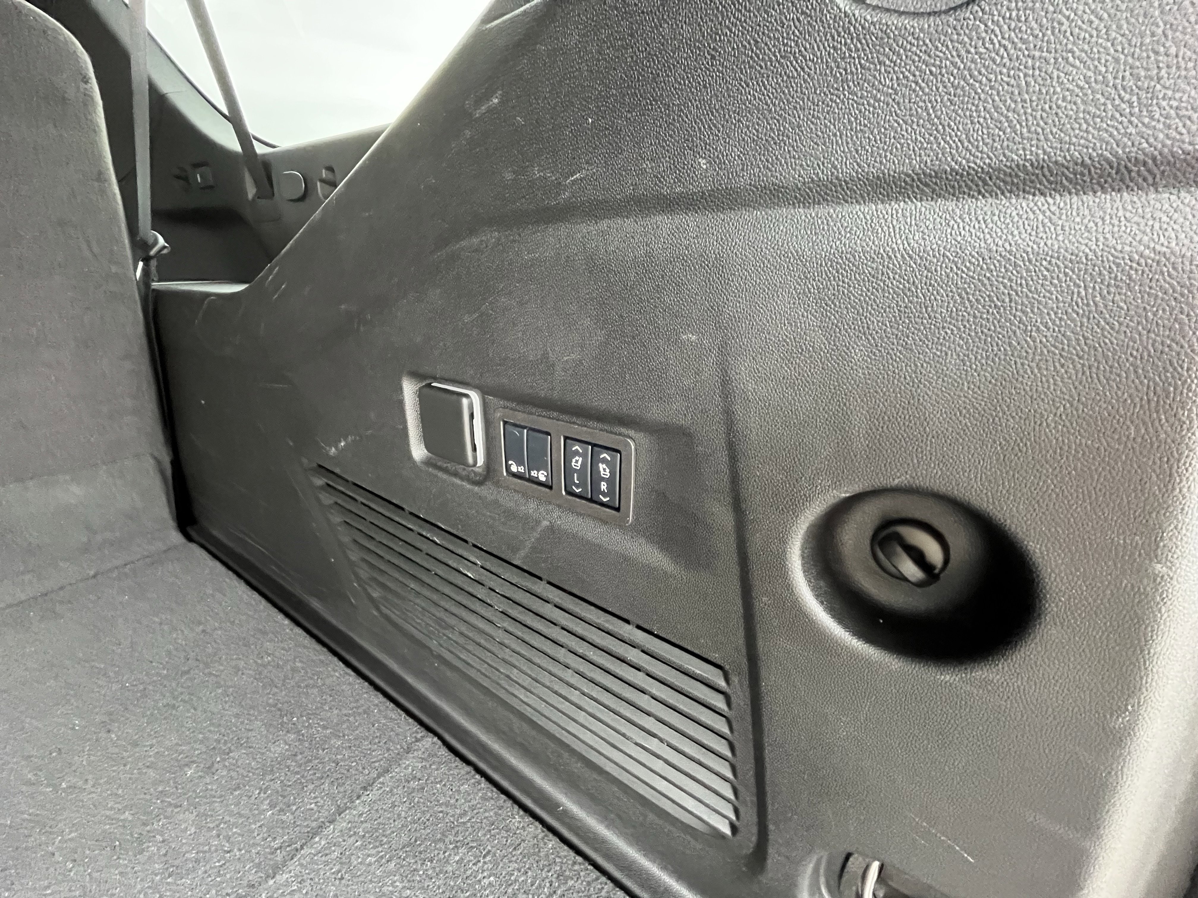 Used 2024 GMC Yukon XL Denali w/ Advanced Technology Package image 33