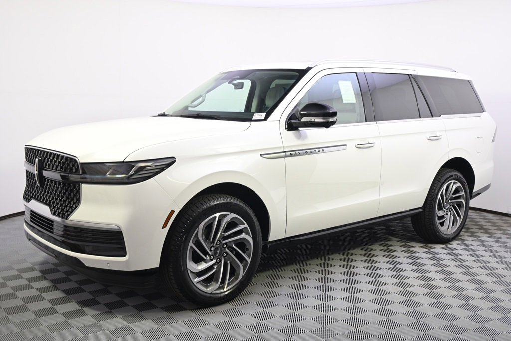 New 2025 Lincoln Navigator Reserve image 2