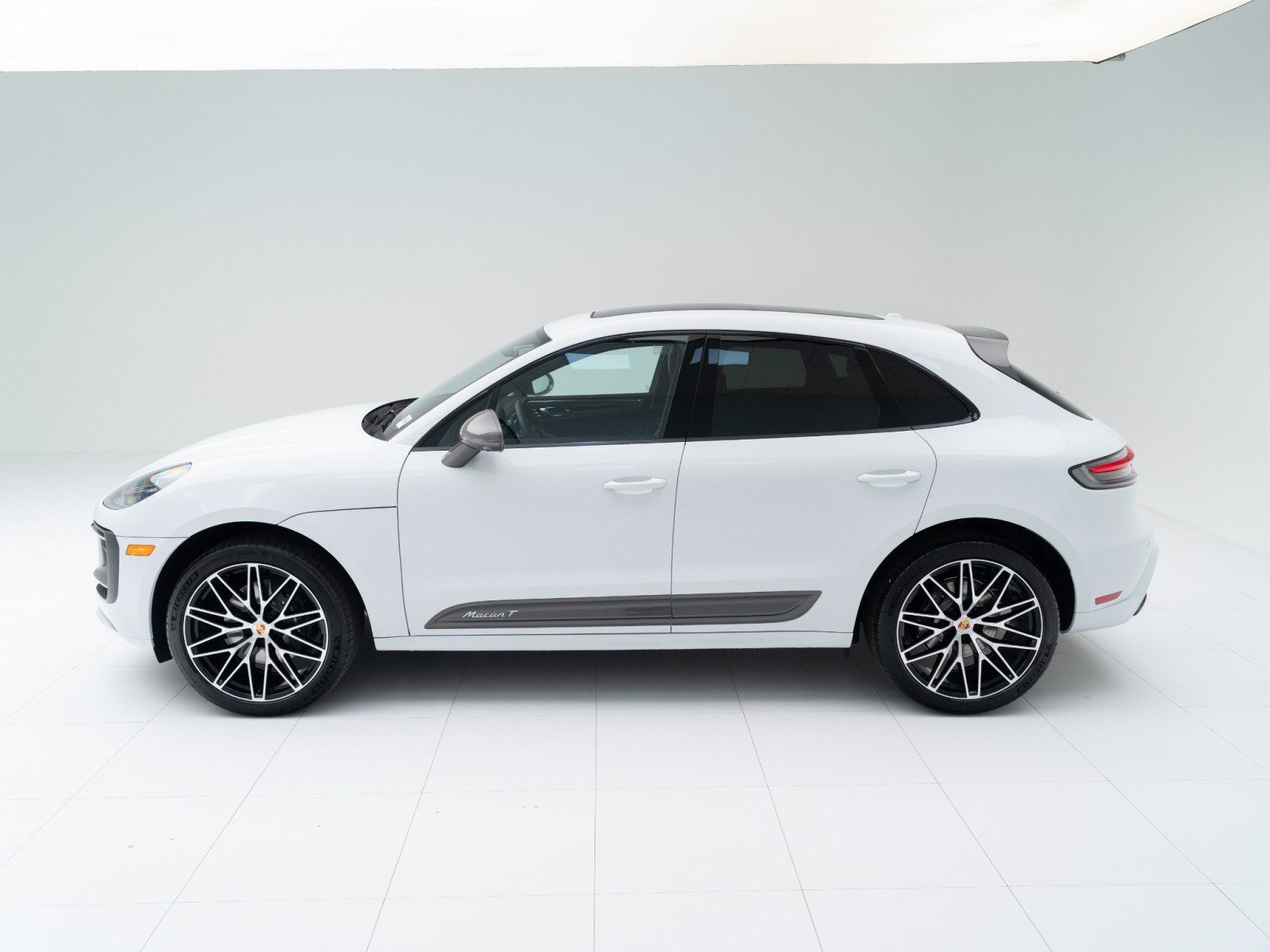 New 2026 Porsche Macan image 2