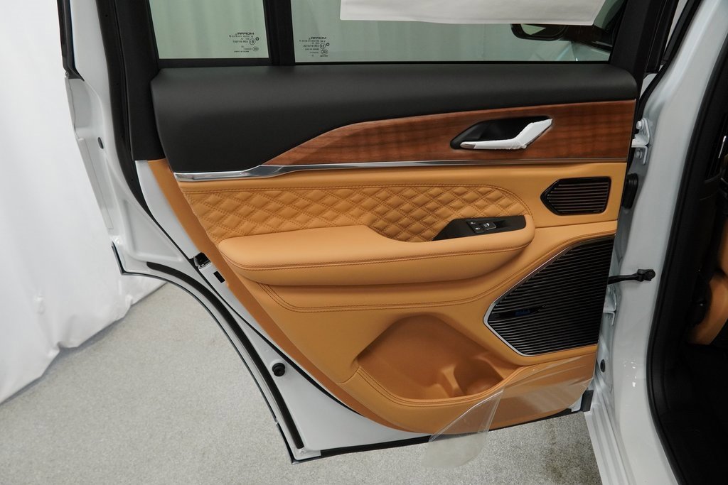 New 2025 Jeep Grand Cherokee Summit image 31