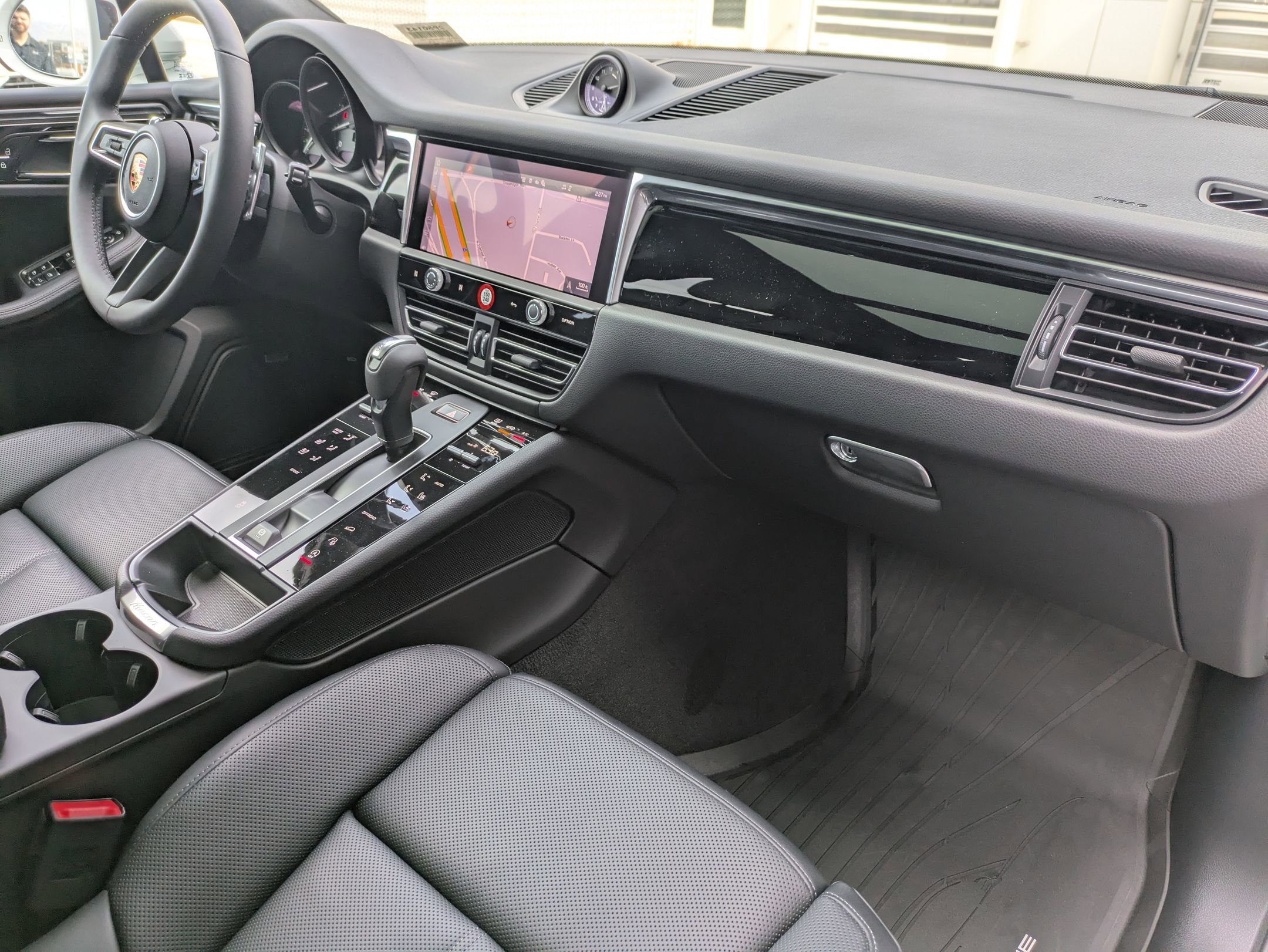 Certified 2025 Porsche Macan image 27