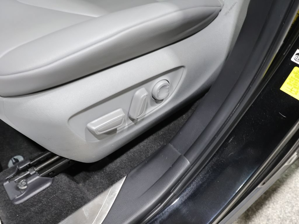Used 2023 Toyota Highlander XLE AWD/4WD image 12