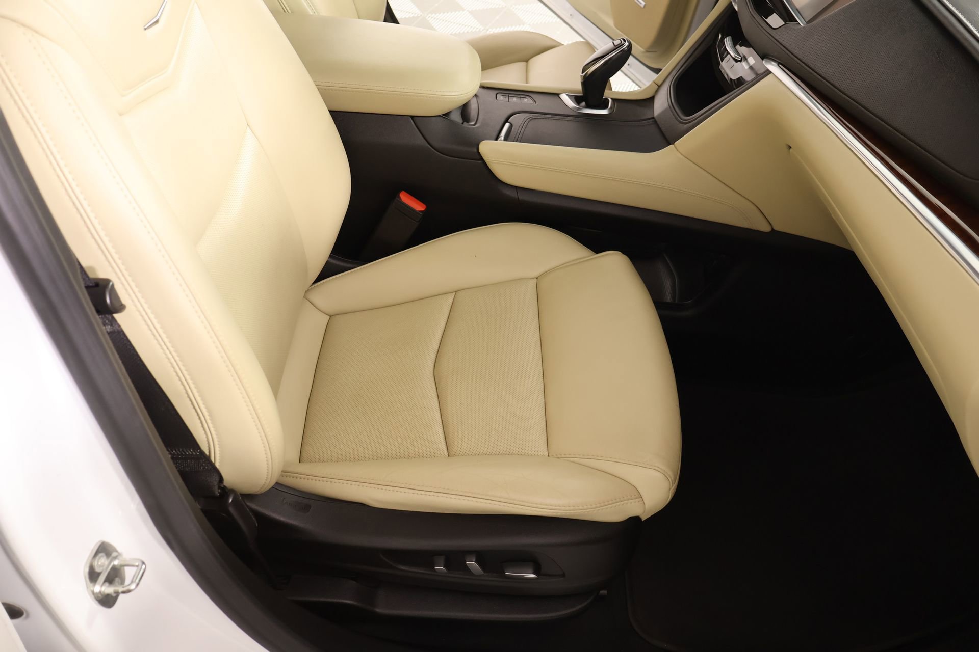 Used 2018 Cadillac XT5 Luxury w/ Driver Awareness Package image 14