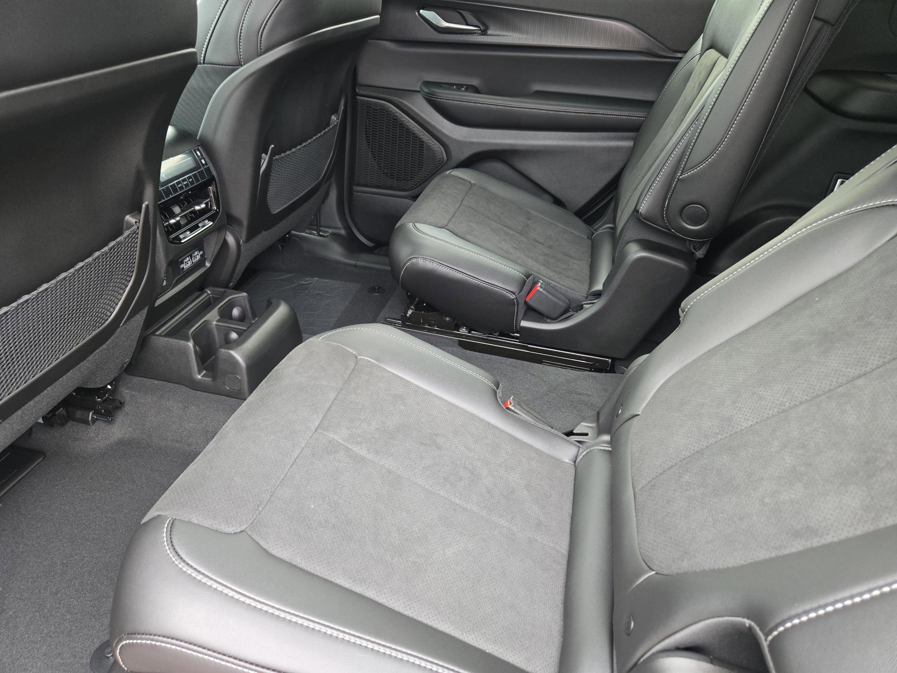 New 2025 Jeep Grand Cherokee L Altitude image 35