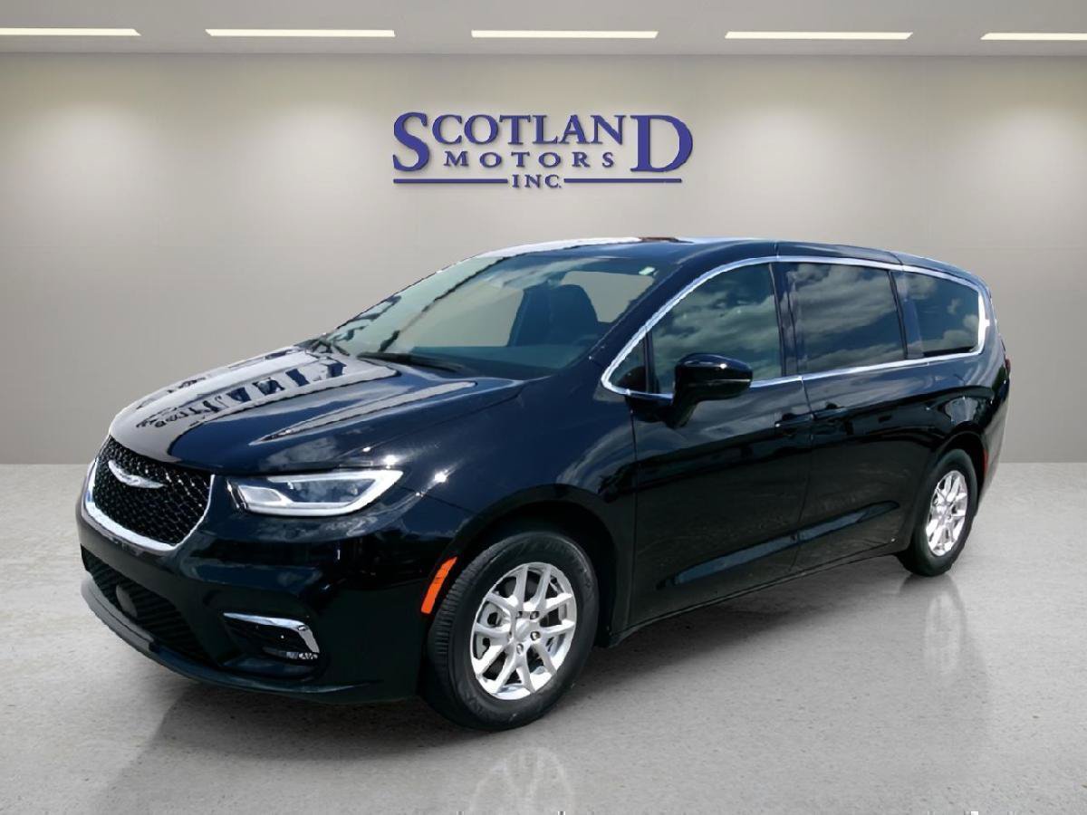 Used 2025 Chrysler Pacifica Select FWD image 2