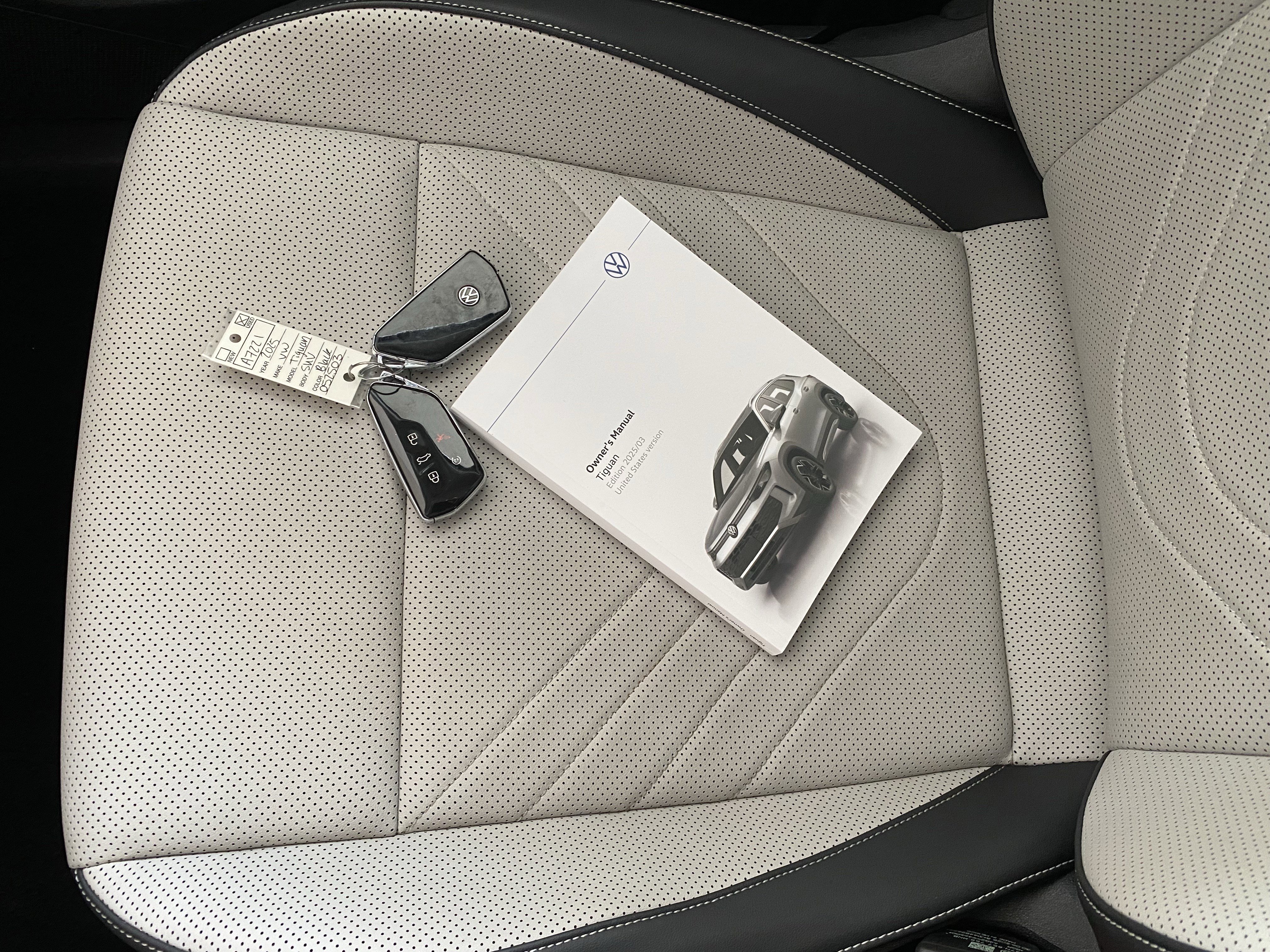 Used 2025 Volkswagen Tiguan SE w/ Panoramic Sunroof Package AWD/4WD image 9