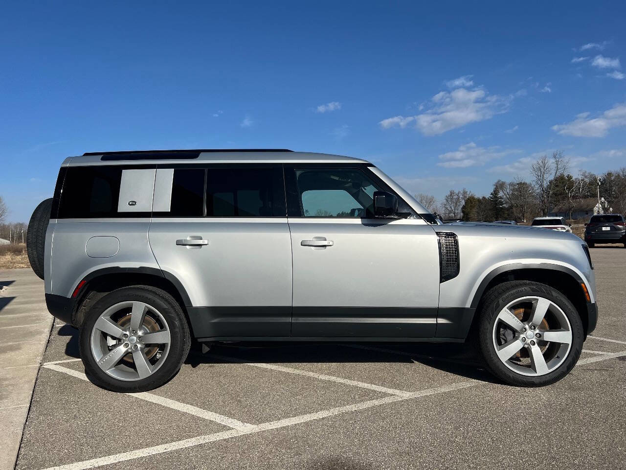 Used 2023 Land Rover Defender 110 SE image 8