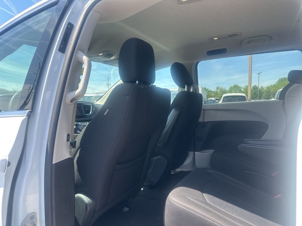 Used 2022 Chrysler Voyager LX image 17