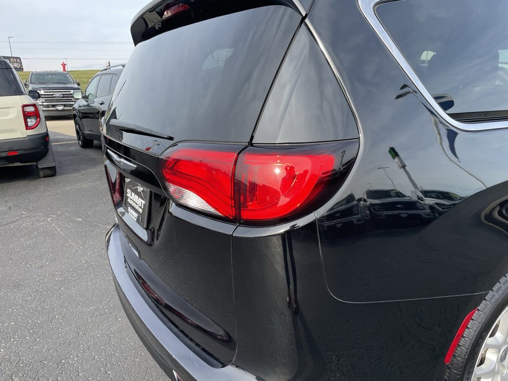 Used 2024 Chrysler Voyager LX image 29