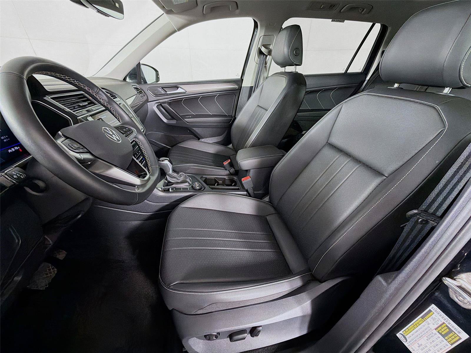 Used 2023 Volkswagen Tiguan SE w/ Panoramic Sunroof Package AWD/4WD image 2