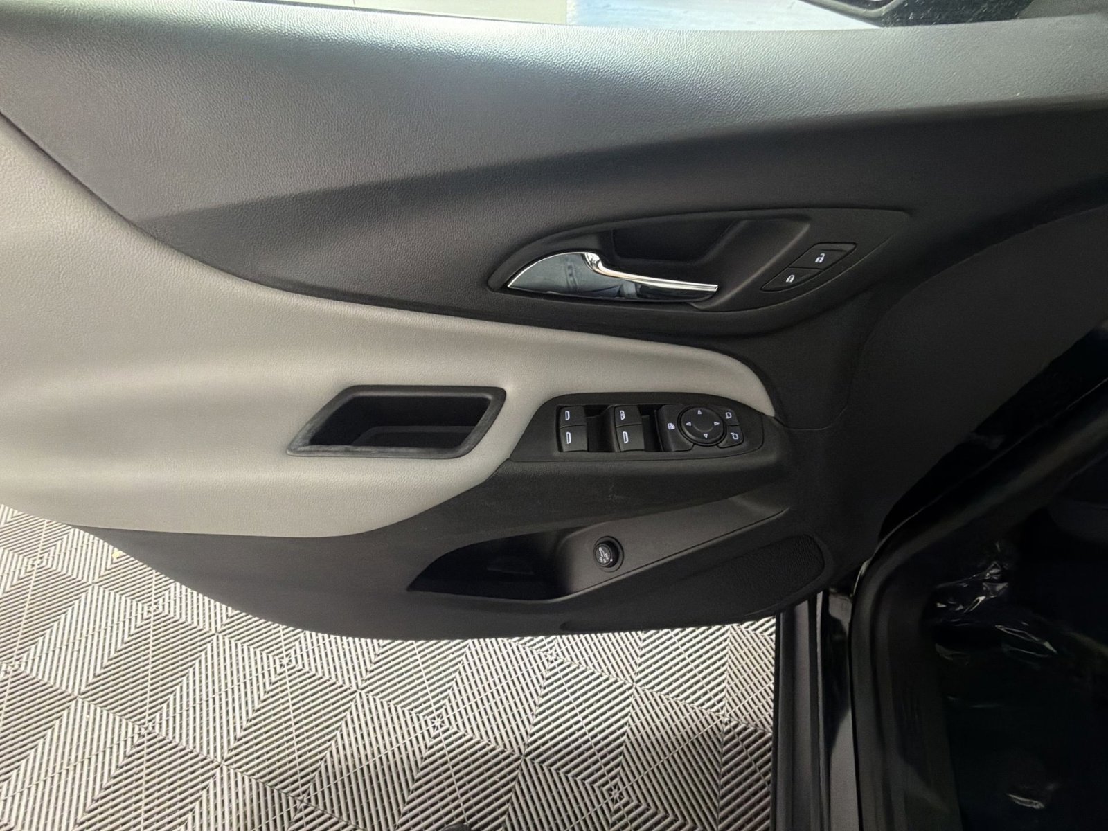 Used 2019 Chevrolet Equinox LT w/ Sun & Navigation Package image 15