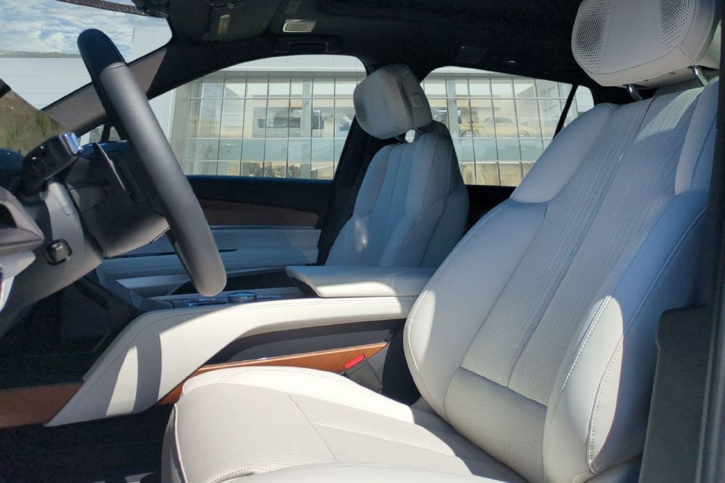 New 2027 Cadillac Vistiq Luxury w/ LPO, Floor Liner Package AWD/4WD image 12