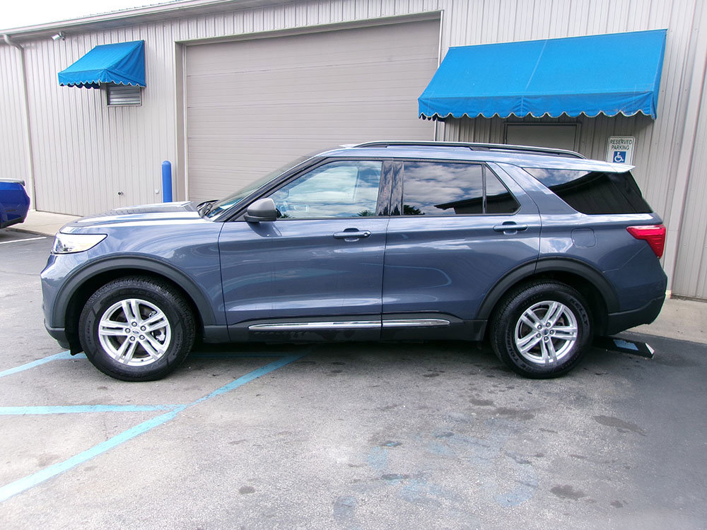Used 2021 Ford Explorer XLT w/ Equipment Group 202A AWD/4WD image 2