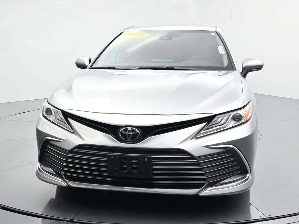 Used 2022 Toyota Camry XLE FWD image 3