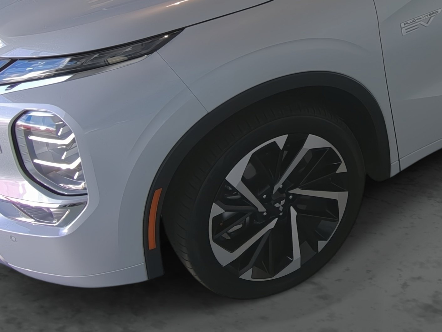 Used 2024 Mitsubishi Outlander 4WD Plug-In Hybrid image 7