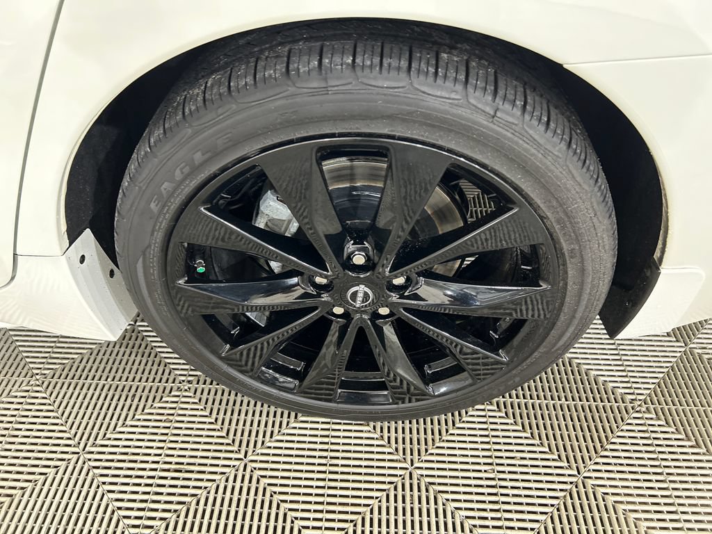 Used 2023 Nissan Maxima SR w/ Sport Mat Group FWD image 10