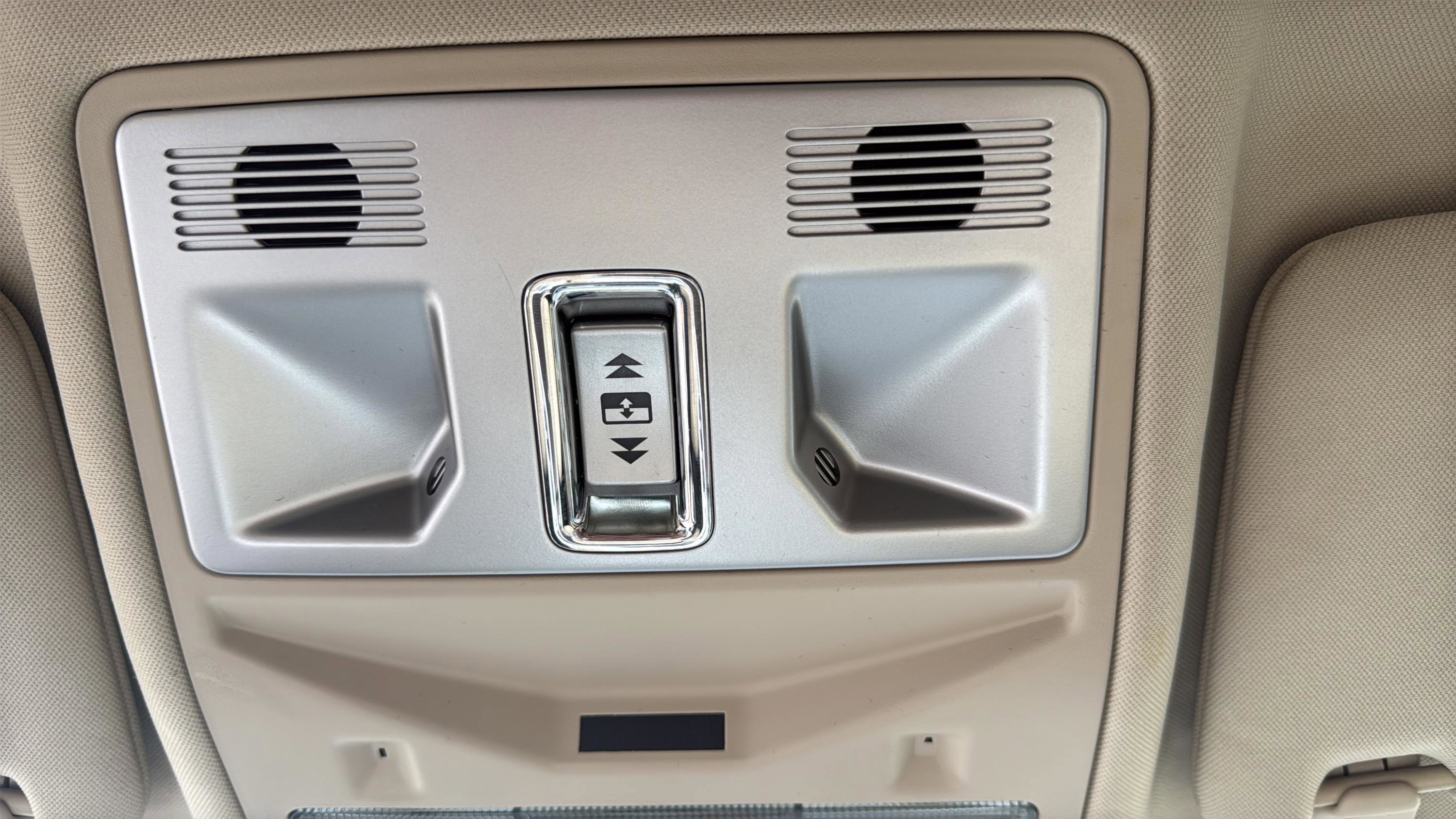 Used 2012 Jaguar XF image 39