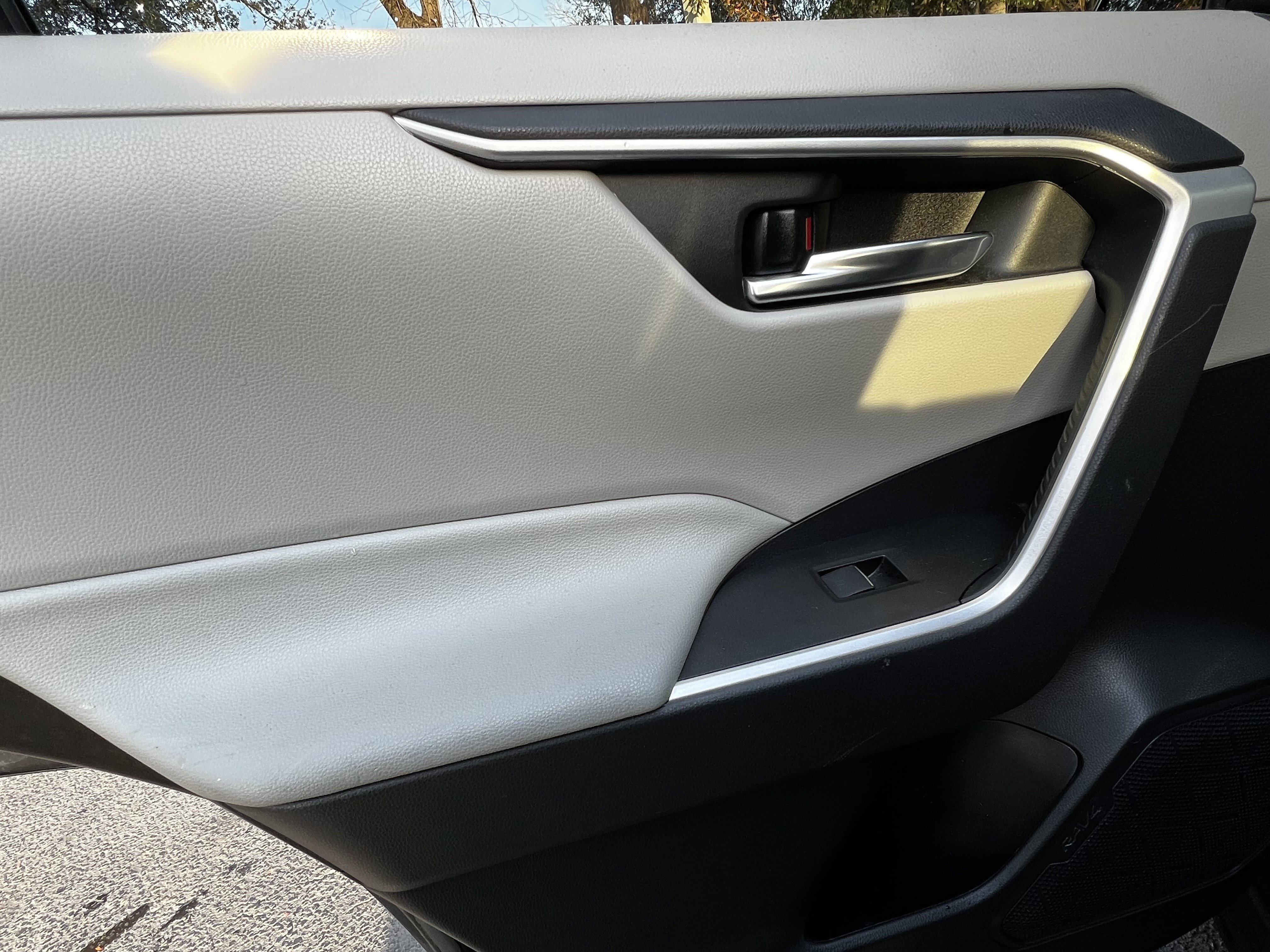 Used 2020 Toyota RAV4 XLE Premium image 31