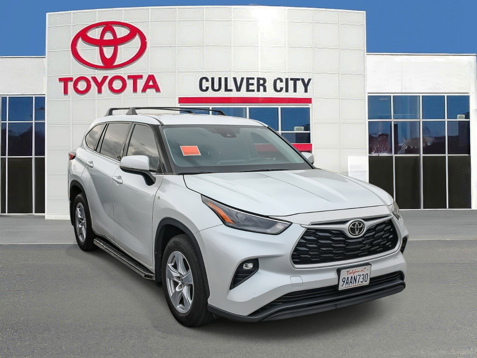 Used 2022 Toyota Highlander LE FWD image 1