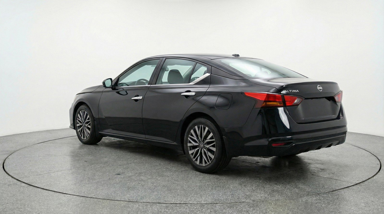 Used 2025 Nissan Altima 2.5 SV FWD image 6