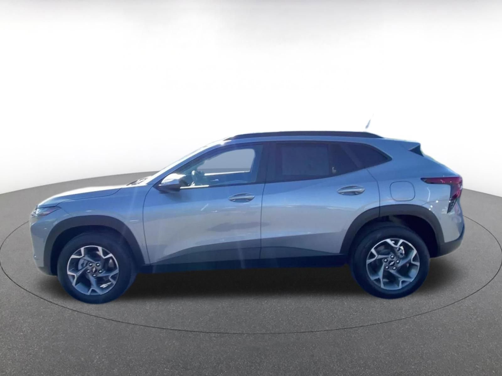 Used 2025 Chevrolet Trax LT FWD image 9