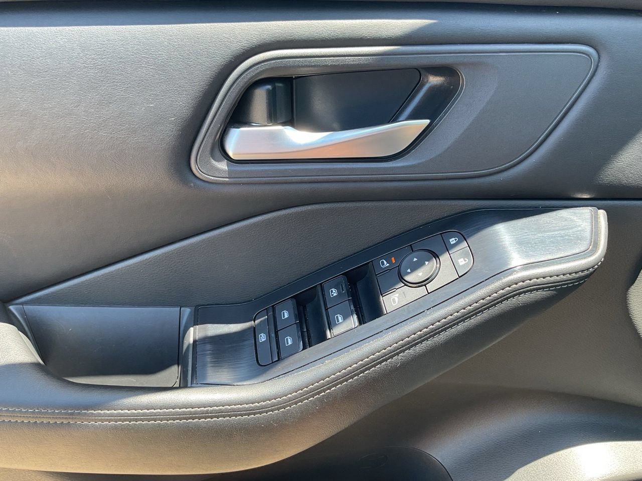 Used 2025 Nissan Rogue SV FWD image 25