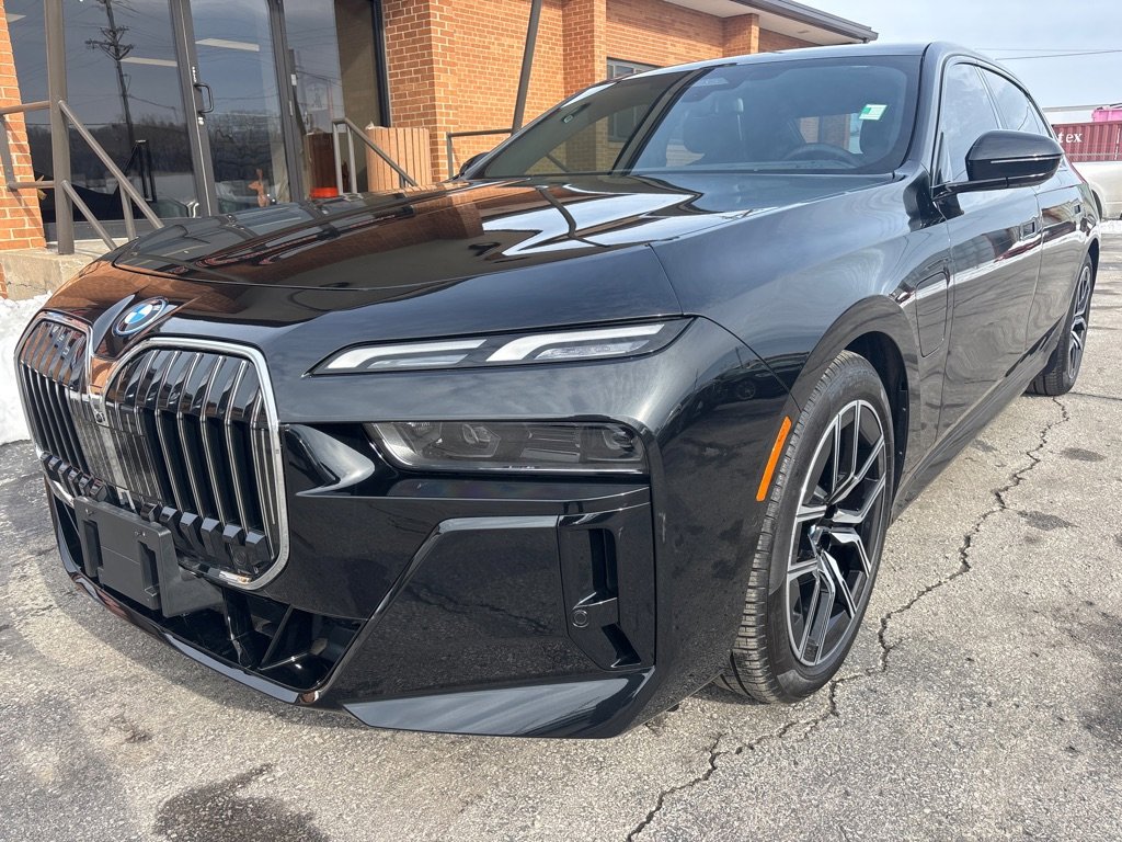 Used 2024 BMW 750e xDrive w/ Premium Package image 2