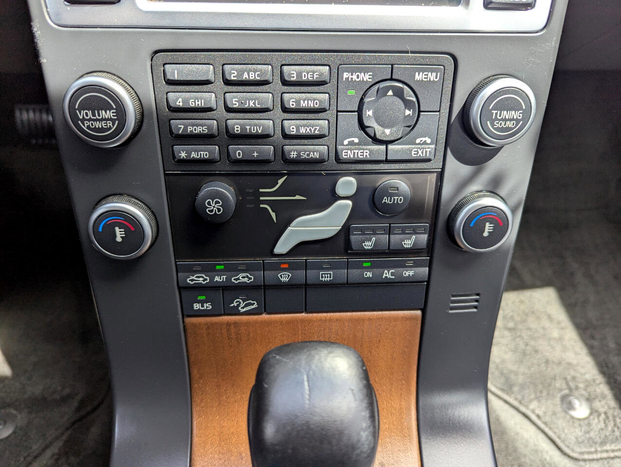 Used 2010 Volvo XC70 3.2 image 24