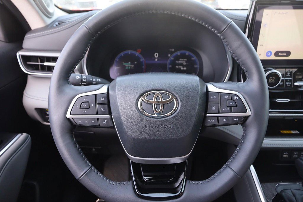 Used 2024 Toyota Highlander Platinum FWD image 14