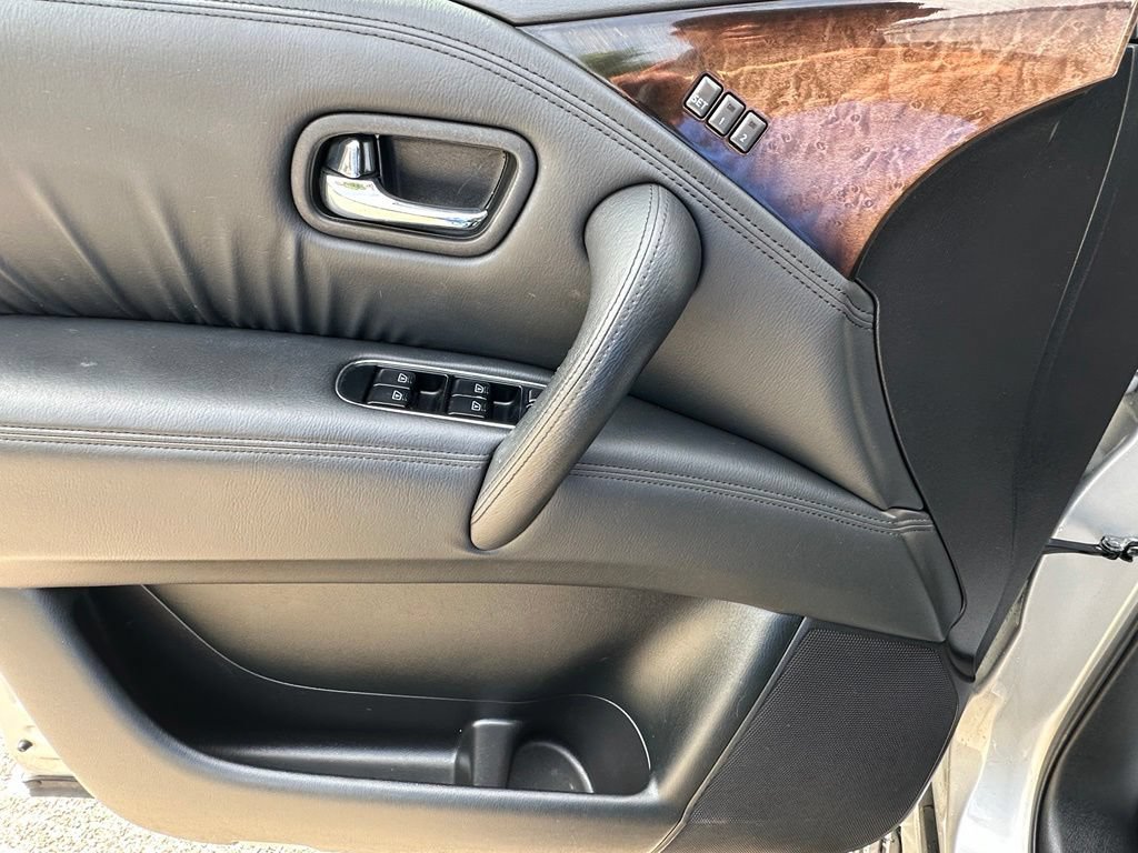 Used 2011 INFINITI QX56 4WD w/ Deluxe Touring Pkg image 12