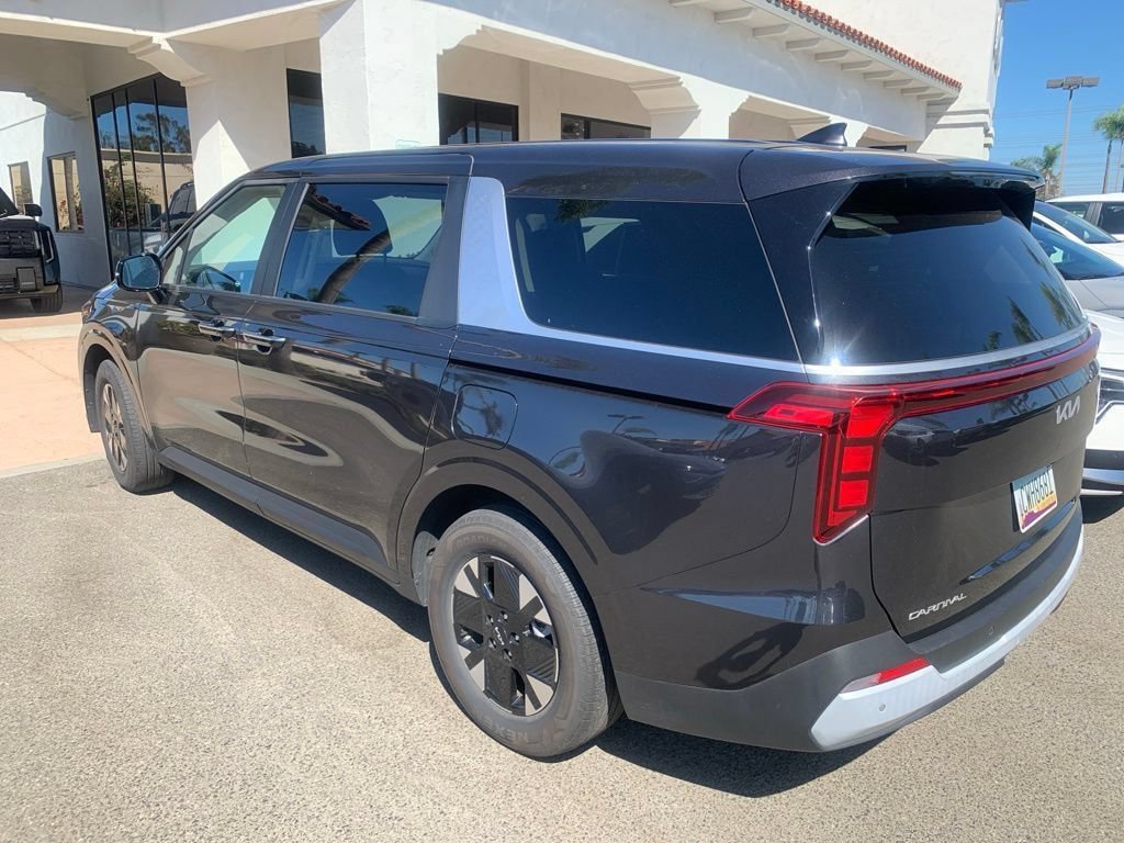 Certified 2026 Kia Carnival LXS FWD image 8